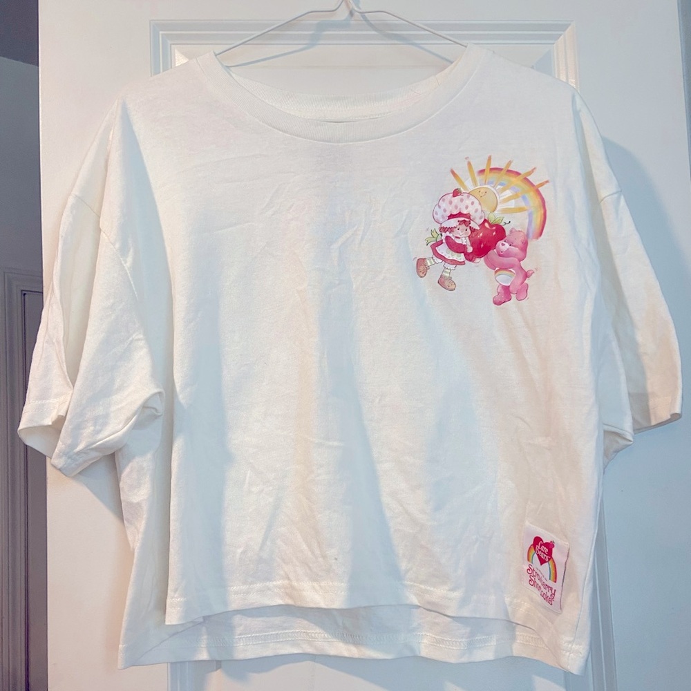 Charming White Short Sleeve Tee with Graphic